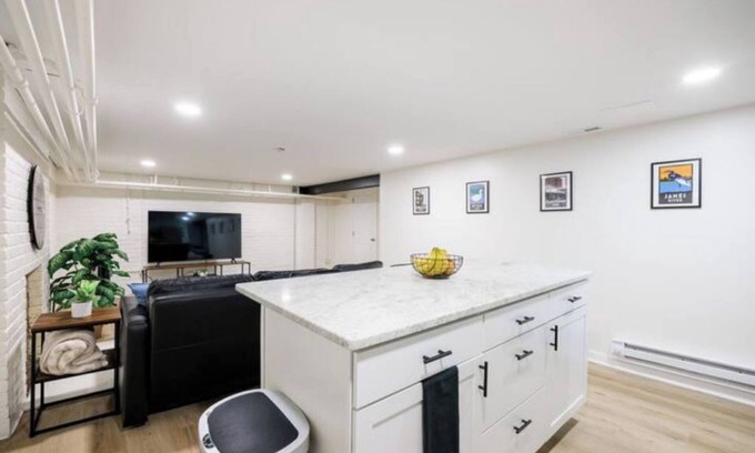 Richmond Appartement | Spacious 1 bedroom, 1 bathroom unit w/ private entrance, on site parking+laundry