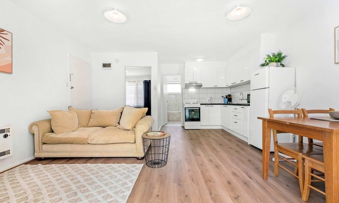 Glenroy Appartement | Spacious 1-Bedroom Apartment with Car Space