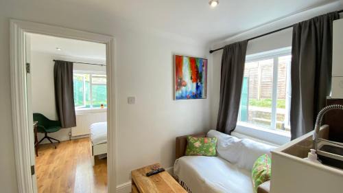 Friern Barnet Appartement | Spacious 1 Bedroom near central London Kings Cross walking to Arnos Grove Tube, Alexandra Palace, Euston