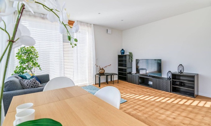 Neudorf-Weimershof Appartement | Spacious 1-Bedroom Apartment with Parking - 10 Mins to Airport/Train Station