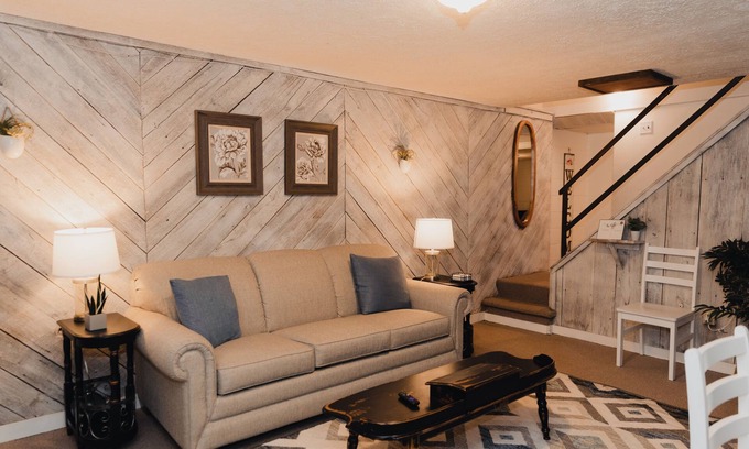 Forest Appartement | Spacious 1 BR Apt w/office+kitchen near Liberty and poplar