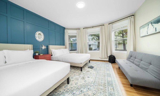Meeting House Hill Maison | Spacious 10 BR 2 units duplex style near train to Downtown