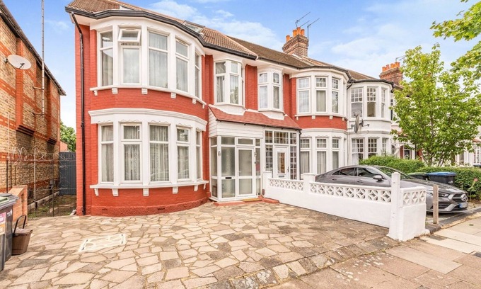 Bowes Maison | Spacious 10-Guest Home in N13 – Stylish, Comfortable & Great Location
