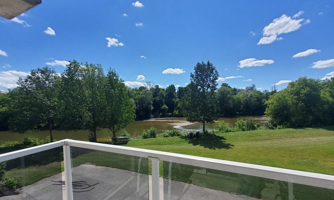 Walkerton Copropriété | Spacious 1300 ft² condo w/ balcony overlooks river