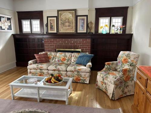 Richmond Hill Villa | Spacious 17 Guest Stay Yonge St Richmond Hill Prime Location