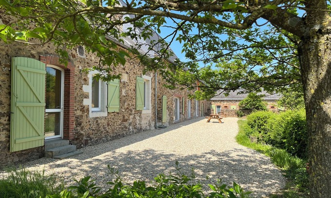 Saint-Sulpice Maison | Gîte 18 pers spacieux. Salle de jeux. Terrains de foot, volley, bad, pétanque