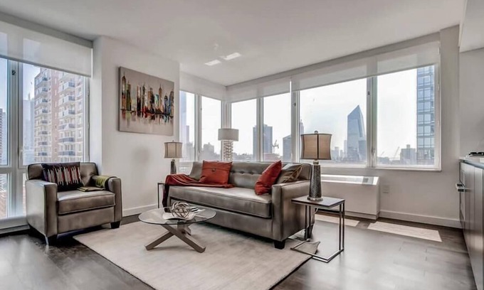 Hell's Kitchen Appartement | Spacious 1BR | Full Kitchen | Washer/Dryer | Balcony | by GLS
