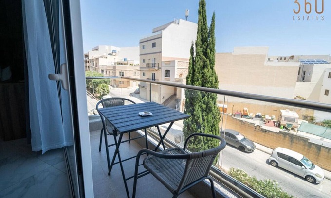 Tarxien Appartement | Spacious 1BR home with comfortable bed w/WIFI & AC