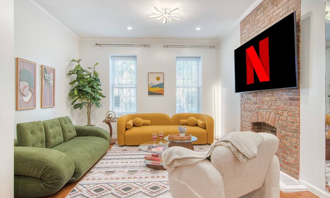 Bushwick Appartement | Spacious 1BR with King Bed, AC, WiFi & Streaming Entertainment.