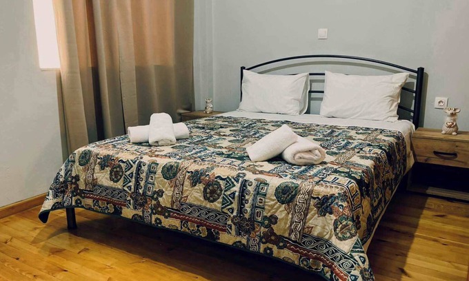 Troezen Appartement | Spacious 2 Bd Apt in Quiet Troezen Village