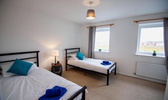 Winterbourne Earls Maison | Spacious 2 bed family house with garden situated between Salisbury and Amesbury.