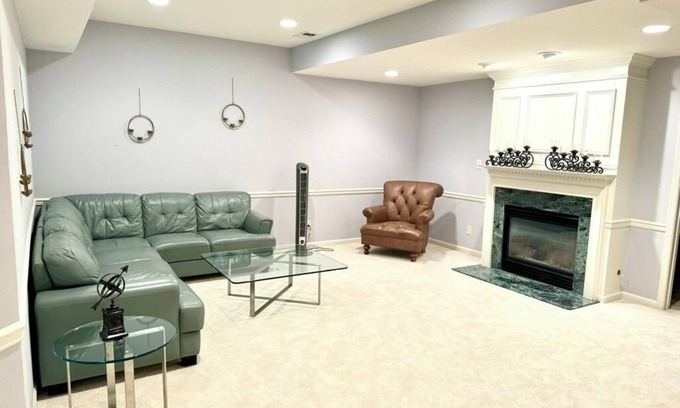East Brunswick Maison | Spacious 2-bedroom basement apartment in East Brunswick with Movie Theatre