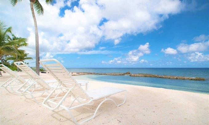 Old Man Bay Copropriété | Nouveau sur le marché, spacieux 2 Bed 2 Bath w / Beach Frnt Pool, une vue imprenable, pour 6 personnes