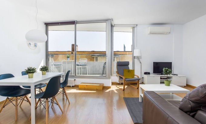 La Vila Olimpica del Poblenou Appartement | Appartement spacieux de 2 chambres à coucher avec balcon près de la plage