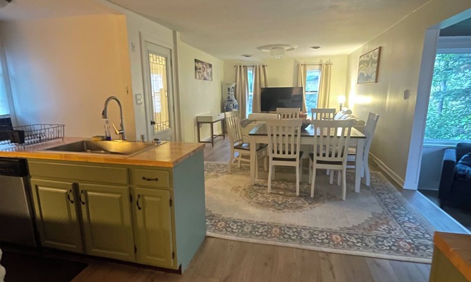 Utica Appartement | Spacious 2-bedroom apartment with AC, WiFi in Utica