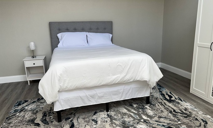 Clawson Appartement | Spacious 2 Bedroom Loft in the Heart of the Bay. Minutes from attractions.
