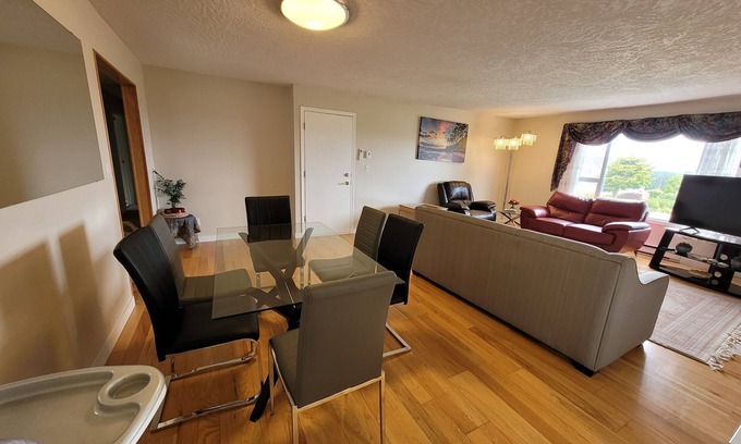 Colwood Maison | Spacious 2-bedroom Suite with parking and AC