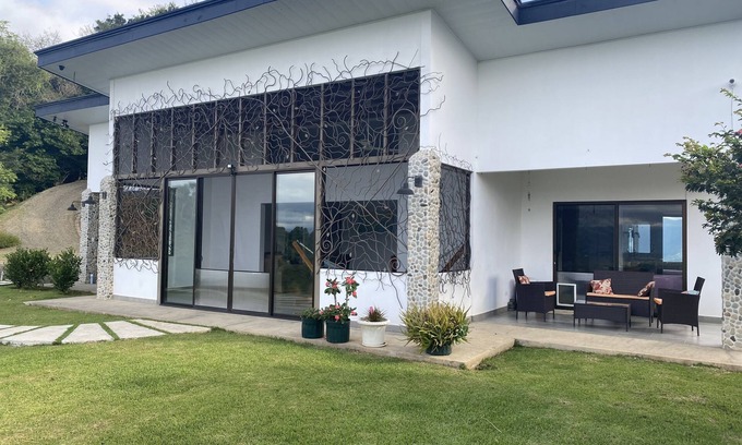 San Isidro de El General Maison | Spacious 2 BR / 2 BA Home w/ Organic Farm, Greenhouse and Breathtaking Views.