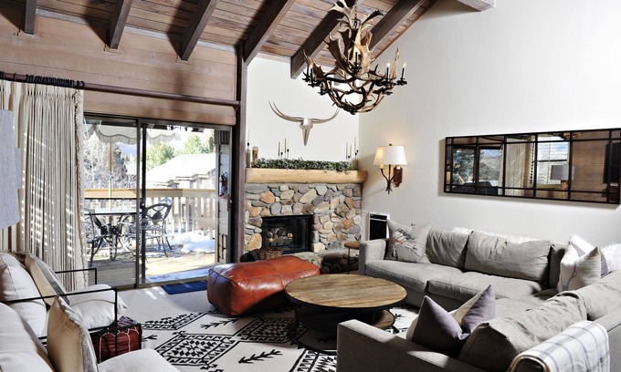 Sun Valley Copropriété | Spacious 2 Br Condo with Baldy Mountain views at base of Dollar, hot tub & pool