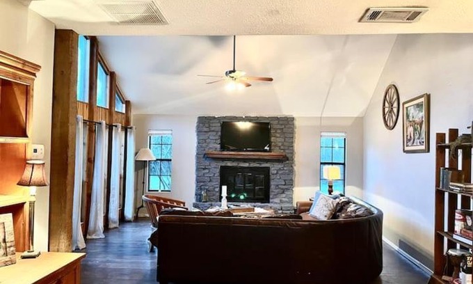 Cedar Creek Maison | Spacious 2 Story Rustic Retreat