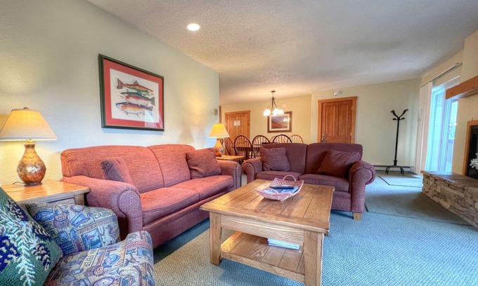 Crested Mountain Village Copropriété | Spacious 2 bedroom, Close Walk to the Base Area, Outdoor Hot Tub, Sleeps 6