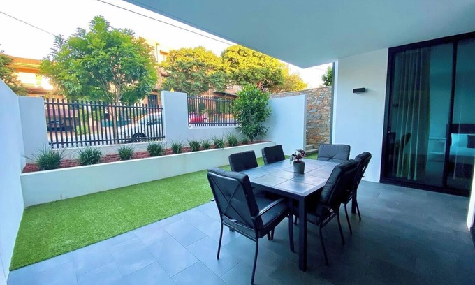 Clayfield Appartement | Spacious 2B Apartment with Yard