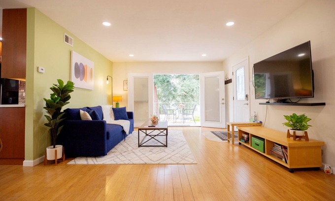 Heritage District Appartement | ✨Spacious 2B2B in Sunnyvale 🌲 Patio/AC/1000mb wifi/ more…