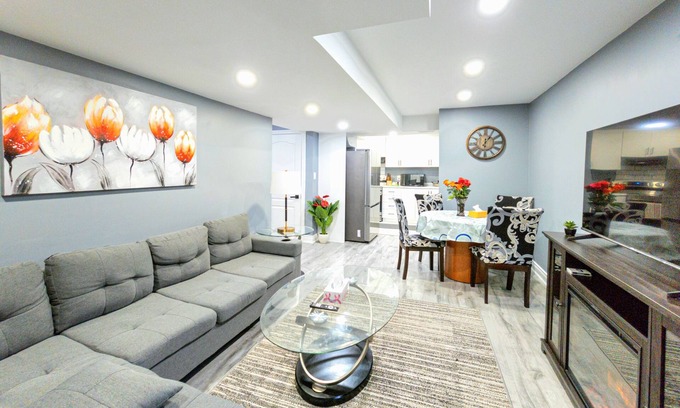 Halton Regional Municipality Appartement | Spacious 2Bd family suite with full kitchen. Centrally located.