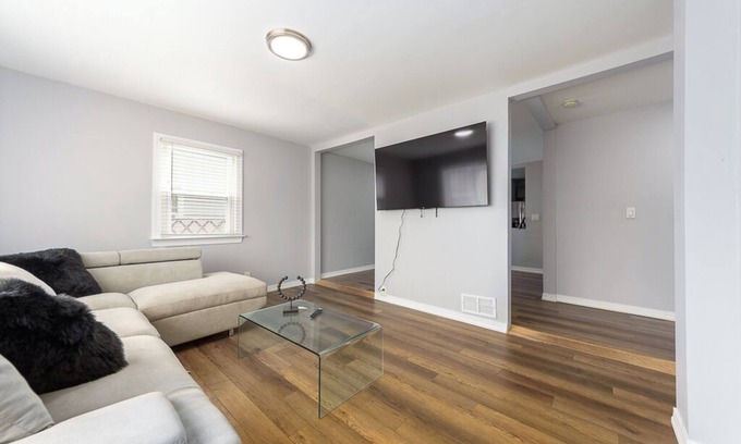Floral Park Appartement | Spacious 2BR/2BA Elmont Apt – Private Entry