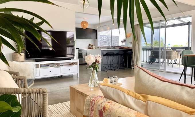 Hauraki Maison | Spacious 2BR for Long-Term Stays w/Parking & Wi-Fi . 5mins to beach