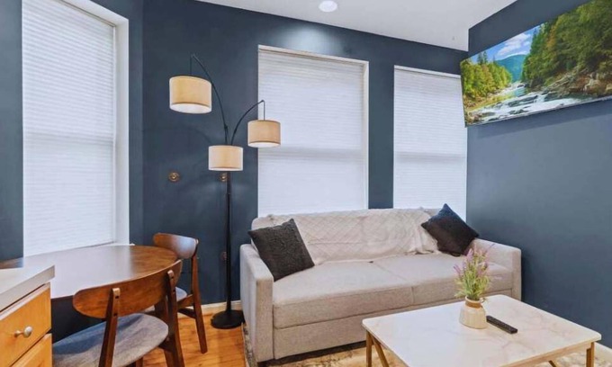 Rittenhouse Row Appartement | Spacious 2BR Gem | Prime Rittenhouse Area