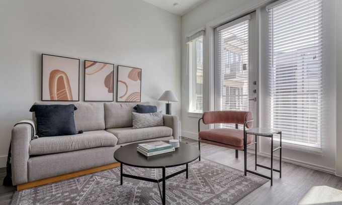 Highland Appartement | Spacious 2BR in the Highlands w/ Pool, W/D & Gym, walkable, by Blueground