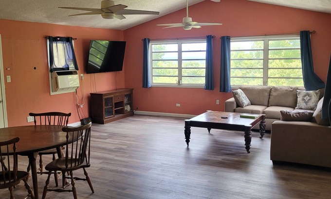 Orange Grove Appartement | spacious 3 bed, 2 bath 2nd floor apt. w/ AC, Wi-Fi NOW ON SOLAR W/ BATTERY B/U