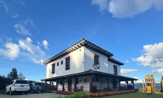 Guarne Maison | Spacious 3-bdr Colonial property in Guarne-20 min from airport Jose Maria Cordv