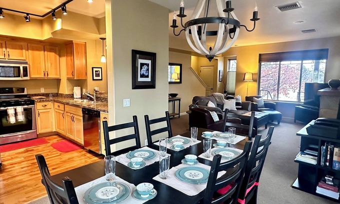 Hailey Maison | Spacious 3 BDR Pet Friendly, Hottub, Pool