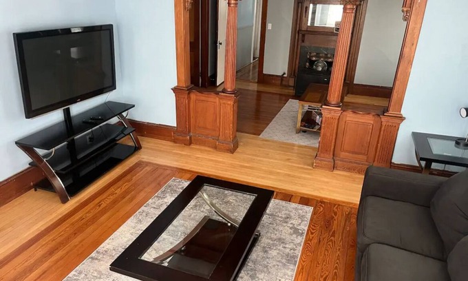New Bedford Appartement | SPACIOUS 3 BDRM APARTMENT 3RD FL W/ DECK OVERSEEING CITY SKYLINE