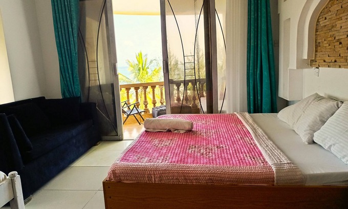 Bamburi Appartement | Spacious 3-bdrm Beachfront Apt in Shanzu,Mombasa with a Jaccuzzi, Bar&restaurant