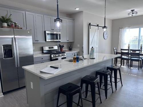 Sycamore Appartement | Spacious 3 bed 2 bath with King Master in Sycamore