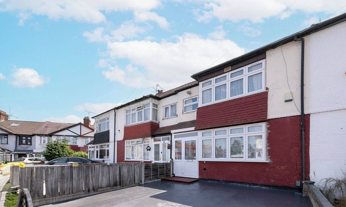 Haselbury Maison | Spacious 3-Bed (Sleeps 7) Home with Garden