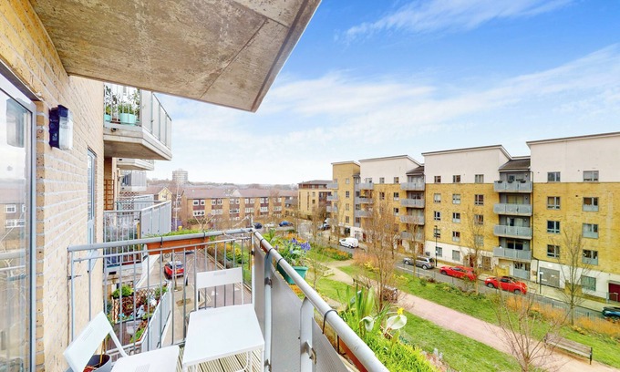 St. George's Appartement | Spacious 3-Bed with balcony, 5-min walk to station