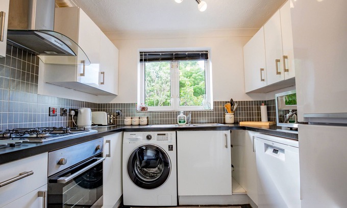 Worcester Maison | Spacious 3 Bedroom Home with Parking