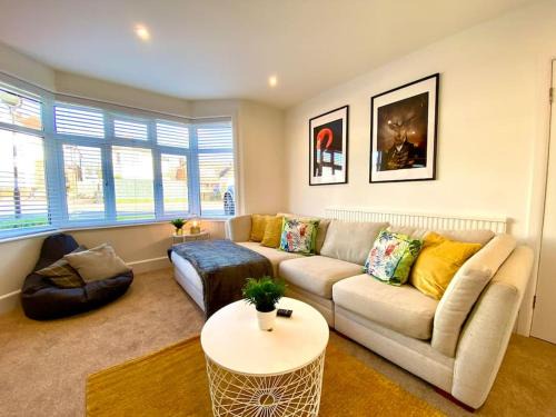 Poole Maison | Spacious 3 Bedroom House - 5 Minutes to the nearest Beach! - Great Location - Garden - Parking - Fast WiFi - Smart TV - Newly decorated - sleeps up to 7! Close to Poole & Bournemouth & Sandbanks