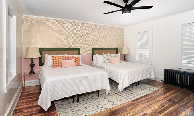 Leetsdale Maison | Spacious 3 Bedroom, 2 bath - sleeps up to 12! 30 min from Pittsburgh!