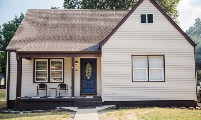 New Madrid Maison | Spacious 3-bedroom 2 story house in New Madrid near boat ramp with a toy room!