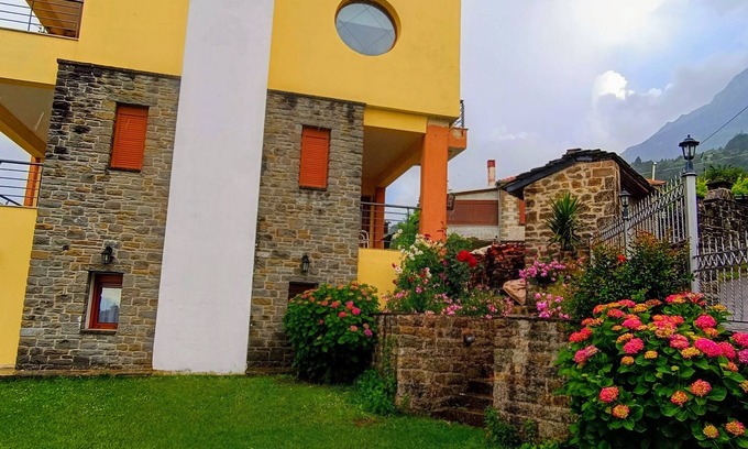 Dodoni Appartement | Spacious 3-bedroom apartment with AC, WiFi in marvelous Mantio