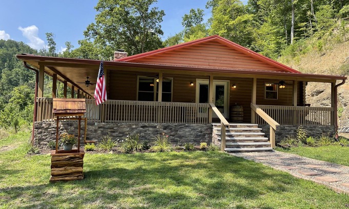 East Point Cabine | Spacious 3 bedroom cabin with hot tub