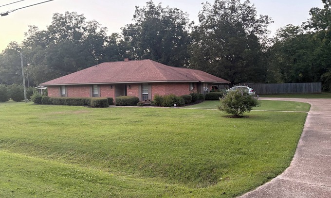 Starkville Maison | Spacious 3-bedroom house with central heat and air in Starkville