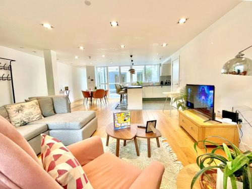 Holloway Appartement | Spacious 3-bedroom Holloway Flat with Patio & WiFi near Islington , Kings Cross , Camden Town