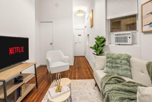 Ukrainian Village Appartement | Spacious 3-Bedroom Retreat in the Heart of NYC