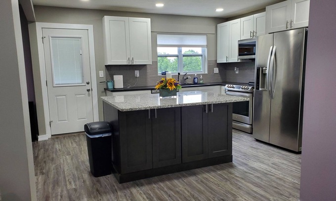 Scott Depot Maison | Spacious 3-bedroom home, off I-64 & 35, sleeps 11